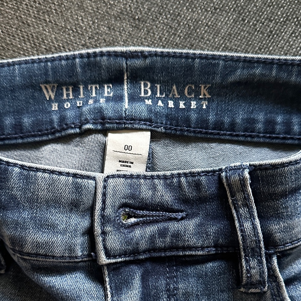 White House Black Market Light Blue Jeans - Picture 4 of 7